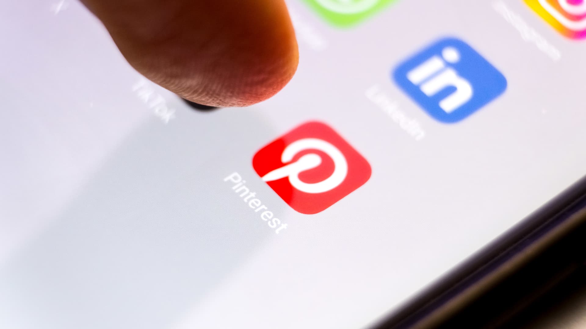 Pinterest Sees 20% Drop in Stock Price Due to Earnings Disappointment and Bleak Outlook – Mirror Brief